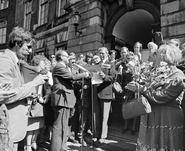 102765 Afbeelding van de overhandiging van een ingelijste afbeelding van het gemeentewapen van Utrecht door ...